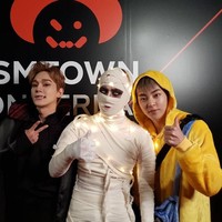 Cukup banyak anggota boy group EXO yang ikut dalam pesta Halloween tahunan SM Entertainment kali ini. Ini adalah penampilan CBX, Xiumin sebagai minion, Chen sebagai vampire, dan yang paling maksimal Baekhyun sebagai mumi. Foto: Instagram @smtown