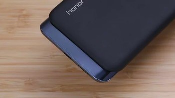 Honor dibekali dual GPS, chip Hi103 WiFi yang memberikan kecepatan download 1,7 Gbps, dual VoLTE, Bluetooth 5.0 dan USB type C. Magic 2 punya asisten digital bernama Yoyo yang punya kemampuan seperti Google Duplex. Selain itu Yoyo dapat digunakan untuk mengontrol drone DJI dengan suara.  Foto: Gizchina