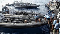 Tim SAR gabungan beserta pasukan dari Kopaska terus melakukan pencarian dan penyisiran badan pesawat dan CVR yang merupakan bagian dari black box pesawat Lion Air JT 610. Tim SAR pun terus melakukan pencarian korban pesawat Lion Air rute Jakarta-Pangkal Pinang tersebut.