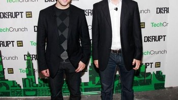 Bersama Travis Kalanic, pendiri Uber, di sebuah acara konferensi. Mirip seperti Brian, Kalanick juga pionir distrupsi bisnis transportasi dengan mempelopori terciptanya taksi online. Foto: Getty Images