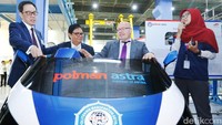 Menteri Ekonomi dan Energi Jerman Peter Altmaier (ketiga kiri) dan Menteri Perindustrian Republik Indonesia Airlangga Hartarto (kedua kiri) menaiki mobil listrik yang digunakan dalam praktikum mahasiswa Politeknik Manufaktur Astra.  instimewa