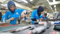 Saat ini Politeknik Manufaktur Astra berhasil membina dua instruktur yang meraih sertifikasi Meister dari Jerman pada tahun 2017 dan pada tahun 2018 ini ada 16 mahasiswa meraih sertifikasi DIHK (Deutsche Industrie und Handelskammer) dalam bidang Otomotif Mekatronik sebagai hasil kerja sama dengan AHK-EKONID. istimewa