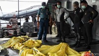 Jenazah itu dikumpulkan untuk selanjutnya dibawa ke RS Polri dan segera diidentifikasi.