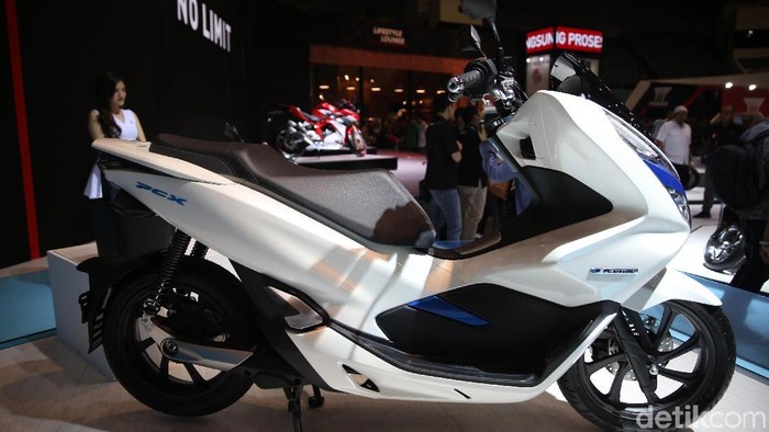 Untuk pertama kalinya, PT Astra Honda Motor (AHM) akhirnya memperkenalkan skuter listrik terbarunya di ajang Indonesia Motorcycle Show (IMOS) 2018. Skutik ini adalah PCX Electric, yang hadir di zona Advance booth AHM bersama Forza 250 dan PCX Hybrid.