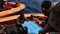 Petugas bahu membahu mengangkat Black box Lion Air JT610 ke Kapal Baruna Jaya I.