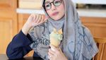 Cantiknya Dokter Nadia Alaydrus Saat Minum Es Kelapa di Pinggir Pantai