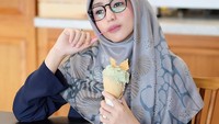 Wanita berhijab yang juga juara Putri Muslimah Indonesia 2014 ini juga suka makan es krim. Sebuah gelato dengan cone ini sedang asyik dilahapnya. Foto: instagram Nadia Alaydrus