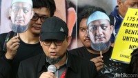 Peringatan digelar untuk mendorong Presiden Joko Widodo atau Jokowi menyelesaikan kasus-kasus penyerangan terhadap para aktivis.