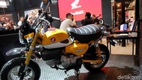 Penampakan Honda Monkey di IMOS 2018. Namun sayangnya untuk pasar Indonesia belum dapat dipastikan apakah Honda Monkey akan dijual nantinya. Sebagai informasi, Honda Monkey merupakan salah satu produk legendaris pabrikan sayap mengepak. Ia diproduksi pertama kali pada tahun 1963.