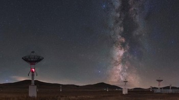 Juara kategori The Sir Patrick Moore Prize for Best Newcomer. Nikon D810A camera, 35 mm f/2 lens Sky: ISO 1250, 16 × 60-second exposures Ground: ISO 640, 4 × 120-second exposures. Foto: Royal Museums Greenwich