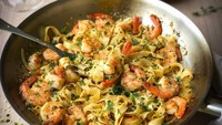 Fettuccine plus tumis udang? Bisa! Seperti ini jadinya. Udangnya yang gendut dipadu dengan rempah-rempah seperti bawang putih, kunyit parut, cengkeh, saun bawang, paterseli hingga mentega. Foto: Instagram eu_preparo