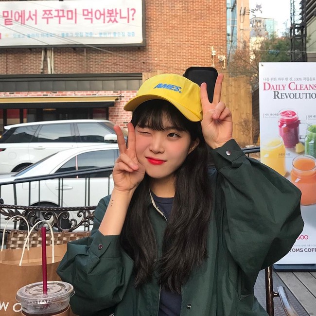 Namun, tak sedikit netizen juga mengungkapkan jika kemiripan Chung Ah dan IU hanya berdasarkan teknik pengambilan foto saja. Foto: Instagram