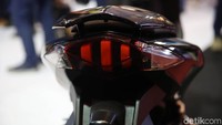Bicara soal harga, Peugeot Speedfight 125 cc dibanderol seharga Rp 39.400.000 tersedia dengan 3 varian warna hijau, biru, dan dan hitam sedangkan versi limited edition R cup berwarna putih dibanderol Rp 39.900.000.