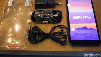 Untuk kelengkapannya, pembeli akan mendapatkan unit Handphone beserta Charger, Handsfree, Softcase, dan Anti Gores. (Foto: detikINET/Rifkianto Nugroho)