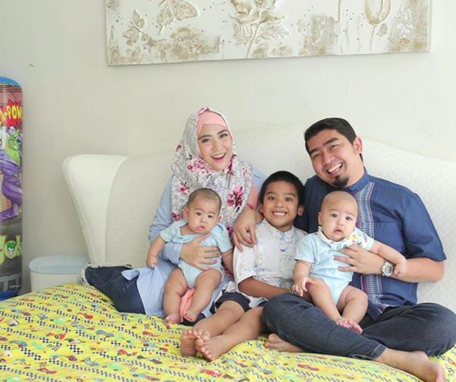 April Jasmine yang dulunya dikenal sebagai aktris sinetron spesialisasi peran antagonis pernah pasang badan demi sang suami, Ustad Solmed, yang digosipkan bermain api dengan wanita lain. Pada April 2018, beredar foto Ustad Solmed melakukan video call dengan wanita yang disebut-sebut selingkuhan pria tersebut. April pun memberi tanggapan menohok tentang kabar itu. Ketahuilah banyak yang mau tenar meskipun dengan cara yang tidak baik. Perempuan harus punya harga diri, jangan lebih mahal harga kaos kaki yah dari pada harga dirinya, tulis ibu tiga anak itu. Foto: (Foto: Instagram @apriljasmine85)