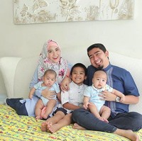 April Jasmine yang dulunya dikenal sebagai aktris sinetron spesialisasi peran antagonis pernah pasang badan demi sang suami, Ustad Solmed, yang digosipkan bermain api dengan wanita lain. Pada April 2018, beredar foto Ustad Solmed melakukan video call dengan wanita yang disebut-sebut selingkuhan pria tersebut. April pun memberi tanggapan menohok tentang kabar itu. Ketahuilah banyak yang mau tenar meskipun dengan cara yang tidak baik. Perempuan harus punya harga diri, jangan lebih mahal harga kaos kaki yah dari pada harga dirinya, tulis ibu tiga anak itu. Foto: (Foto: Instagram @apriljasmine85)