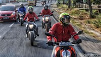 Tak terlalu banyak rintangan, hanya saja panasnya matahari serta rombongan truk masih jadi sajian utama.