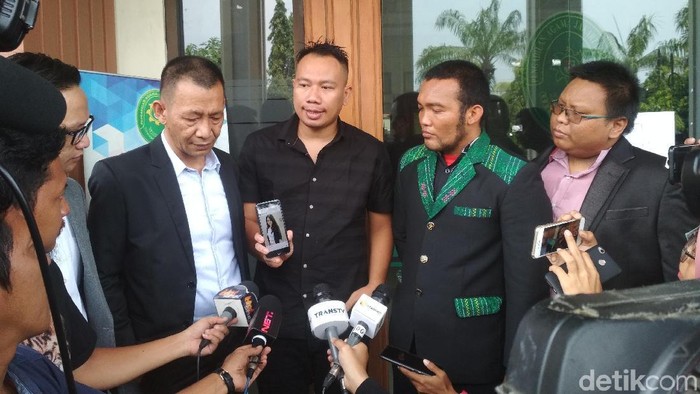 Vicky Prasetyo, kini sedang menghadapi prahara rumah tangga dengan istrinya Angel Lelga. Foto: Vicky Prasetyo (Hanif/detikHOT) Vicky Prasetyo, kini sedang menghadapi prahara rumah tangga dengan istrinya Angel Lelga. Foto: Vicky Prasetyo (Hanif/detikHOT)