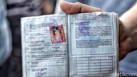 Selain penemuan jenazah, sejumlah barang milik korban pun berhasil ditemukan dan dikumpulkan, salah satunya adalah paspor milik pramugari senior Lion Air JT 610.