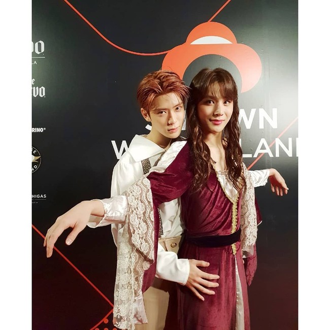 Jaehyun Jungwoo NCT memilih untuk menjadi pasangan Jack dan Rose dalam film Titanic. Keduanya pun terlihat mesra. Foto: Instagram @smtown