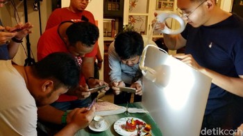 Ia juga mencontohkan teknik bouncing light yang tidak menembak langsung cahaya. Foto: Muhamad Imron Rosyadi/detikINET