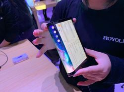 Menggenggam Ponsel Layar Lipat Pertama Sejagat