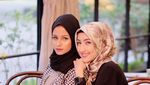 Cantiknya Dokter Nadia Alaydrus Saat Minum Es Kelapa di Pinggir Pantai