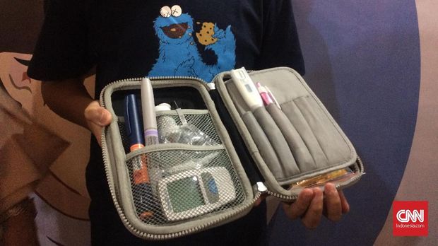 Alat cek kadar gula darah dan suntik insulin yang dibawa Fulki sehari-hari.