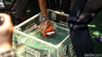 Black box harus selalu terendam air dan tidak boleh kering. Karena pengeringan tanpa prosedur yang tepat bisa merusak memori black box itu. 