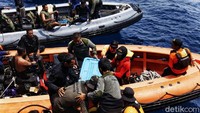 Black box ditemukan dalam penyelaman di koordinat sinyal black box terdeteksi.
