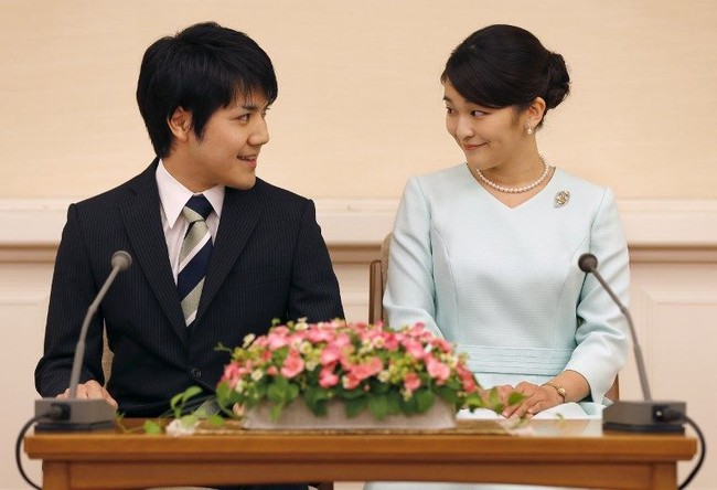 Takhta kerajaan juga menjadi bayaran Putri Sayako demi bisa hidup bersama belahan jiwa. Anak bungsu Kaisar Akihito ini rela menjadi rakyat jelata karena ingin menikah dengan Yoshiki Kuroda yang berprofesi sebagai perencana tata kota. Foto: AFP/Getty Images