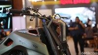 Motor tersebut merupakan karya dari builder terkemuka di Indonesia, Smoked Garage yang bermarkas di Bali.