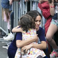 Meghan memeluk gadis kecil saat menyapa warga lokal. Antusias, warga berbondong-bondong datang untuk melihat Meghan dan Pangeran Harry secara langsung. (Foto: Dominic Lipinski-Pool/Getty Images)