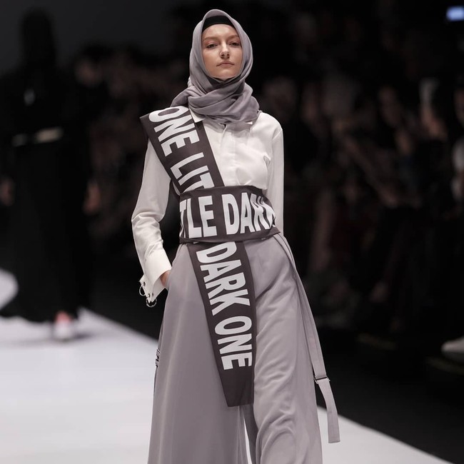 Tak jauh berbeda, Jenahara pun membawa typography yang tertuang dalam detail belt pada JFW 2019. Sebelumnya, Jenahara pernah membawa desain typography berjudul The Writers Songs pada JFW 2017 dan merilis pembaharuannya di tahun ini. Foto: Putra Djohan