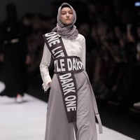 Tak jauh berbeda, Jenahara pun membawa typography yang tertuang dalam detail belt pada JFW 2019. Sebelumnya, Jenahara pernah membawa desain typography berjudul The Writers Songs pada JFW 2017 dan merilis pembaharuannya di tahun ini. Foto: Putra Djohan