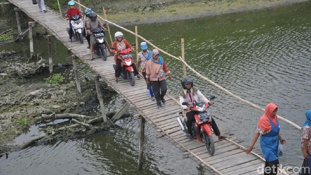 Ramainya warga yang melintasi jembatan sasak.