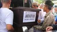 Jenazah korban Lion Air JT-610 itu datang dengan ambulans di rumah duka pagi tadi, Kamis (1/11/2018).