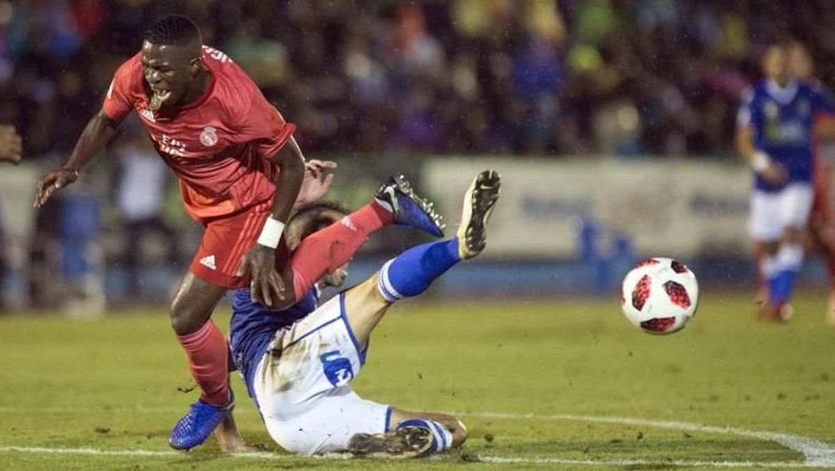 Vinicius Junior (kiri) mendapat tekel dari pemain Melilla dalam pertandingan Copa del Rey, Kamis (1/11/2018) dini hari WIB. ( Foto: JORGE GUERRERO / AFP)