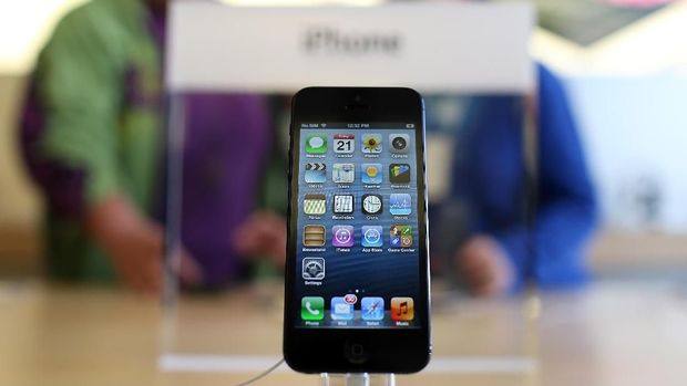 SAN FRANCISCO, CA - SEPTEMBER 21:  A new iPhone 5 is displayed at an Apple Store on September 21, 2012 in San Francisco, California. Customers flocked to Apple Stores across the U.S. to purchase the hotly anticipated iPhone 5 which went on sale nationwide today.  (Photo by Justin Sullivan/Getty Images)