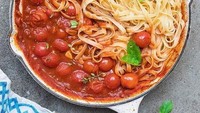 Pencinta saus tomat pasti suka dengan kreasi fettuccine ini. Apalagi terdapat beberapa tomat cherry utuh. Foto: Instagram delightfulemade