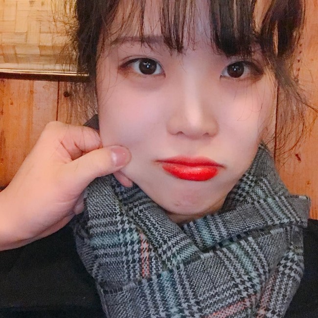 Kim Chung Ah mencuri atensi para penggemar K-Pop karena penampilannya yang mirip banget dengan penyanyi Lee Ji Eun atau yang lebih dikenal dengan IU.Foto: Instagram