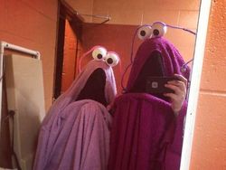 Ini Kostum Halloween Populer di Internet, Seram Campur Lucu!