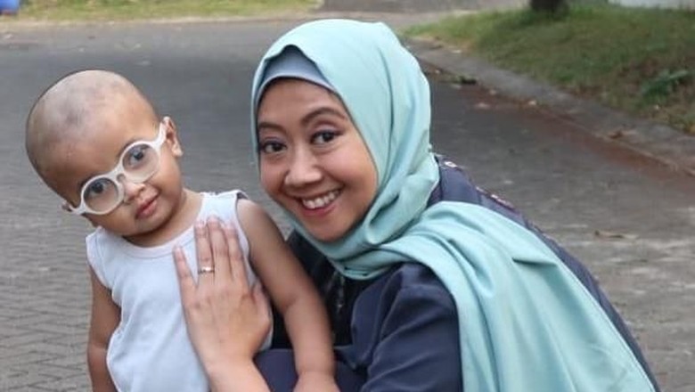 Curhat Asri Welas soal foto bersama anaknya dijadikan penipuan/ Foto: Instagram/asri_welas Curhat Asri Welas soal foto bersama anaknya dijadikan penipuan/ Foto: Instagram/asri_welas