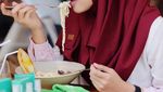 Cantiknya Dokter Nadia Alaydrus Saat Minum Es Kelapa di Pinggir Pantai