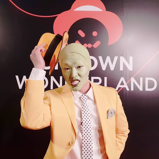 Kenalkah Anda dengan tampilan salah satu personel Shinee ini? Onew berdandan sebagai The Mask lengkap dengan cat wajah hijau dan dagu berlipat. Foto: Instagram @smtown