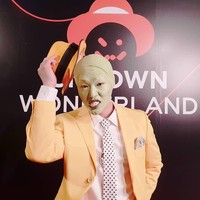 Kenalkah Anda dengan tampilan salah satu personel Shinee ini? Onew berdandan sebagai The Mask lengkap dengan cat wajah hijau dan dagu berlipat. Foto: Instagram @smtown
