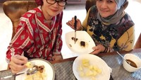  Makan foei grass di masakkan anakku @maiaestiantyreal. Dengan adikku Tien, tulisnya. Wah, Bunda Maia ternyata emang suka masak, ya. Foto: Instagram kusthini_hs