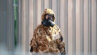 Seorang petugas kesehatan di Inggris memakai pakaian yang populer disebut pakaian hazmat (hazardous material) saat menghadapi teror racun saraf Novichok. (Foto: Getty Images)