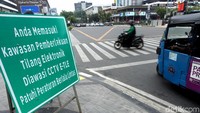 Polisi pun mengklaim jumlah pelanggaran lalu lintas menurun drastis selama masa uji coba tersebut.