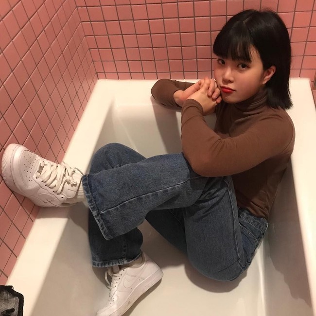 Tak hanya itu, tubuhnya yang mungil juga semakin mengidentikan dirinya dengan pelantun Bbibbi ini. Foto: Instagram